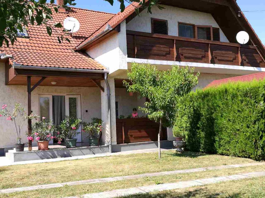 Sara Vendeghaz Apartment Balatonkeresztur Bagian luar foto